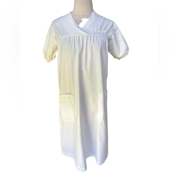 1960s/70s White Swan Poly/Cotton Blend Housedress w/Front Patch pockets‎ - Picture 1 of 8